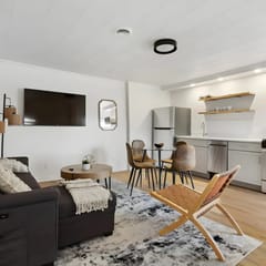 Sunny Upstairs Flat with Free Parking