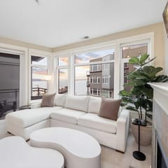 Waterfront Designer Condo Views Walk to Pike Place