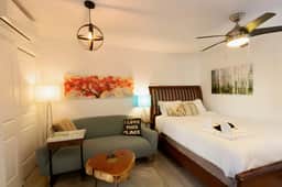 *Charming Studio* Central to Everything!