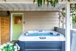 Scenic 3BR Lake Washington Home – Hot Tub & Outdoor BBQ