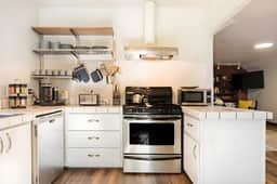 Charming Kings Beach Cabin, Hot Tub, Walk to Lake