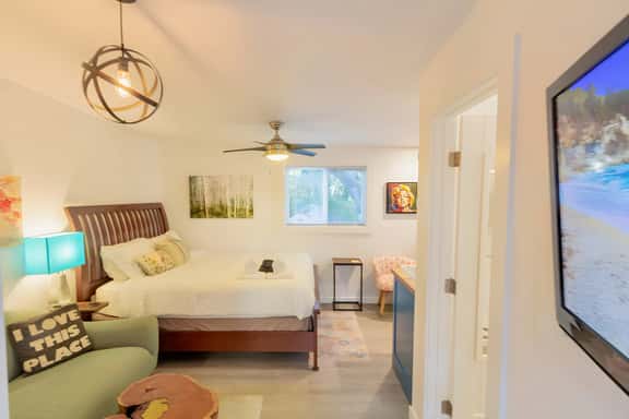 *Charming Studio* Central to Everything! - Image 1