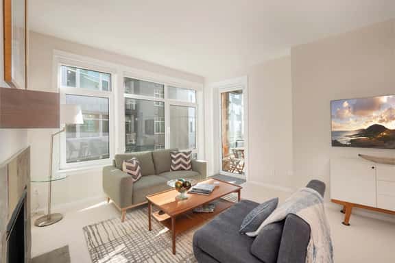 Waterfront Spacious 1BR+Den Walk to Pike Place - Image 1