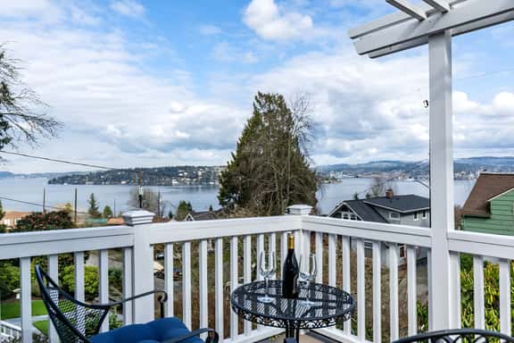 Scenic 3BR Lake Washington Home – Hot Tub & Outdoor BBQ - Image 1