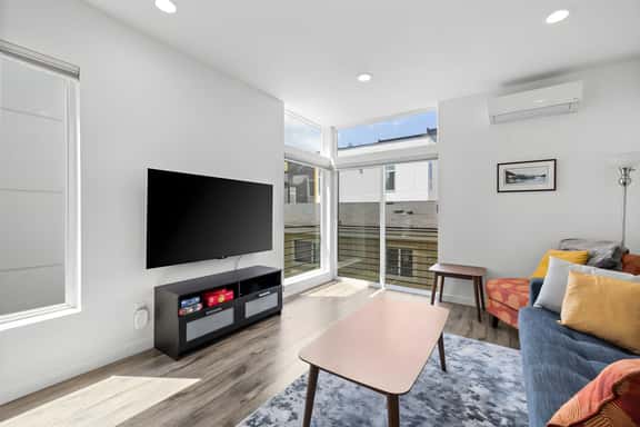 Family Townhome Near Stadiums, Beach, Parks, Lake - Image 1