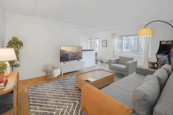 Downtown Condo – Views, Walkable, Fun! Dog Ok - Image 1