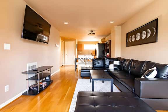 Free EV Charging 3BR Garage Wifi Walk to Parks - Image 1