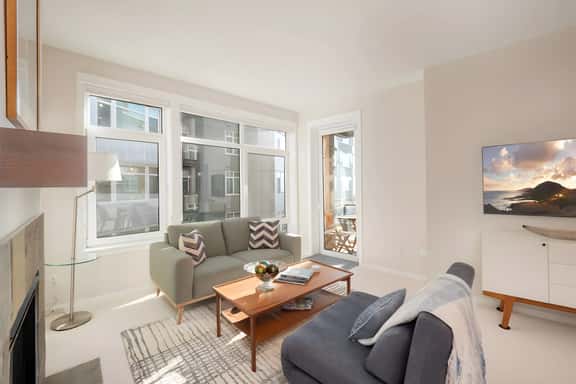 Waterfront Spacious 1BR+Den Walk to Pike Place - Image 1