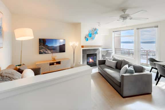 Water Views 1BR next to Pike Place w/ Hot Tub, Gym - Image 1