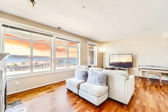 Waterfront 2BR Great Wheel View Walk to Pike Place - Image 1