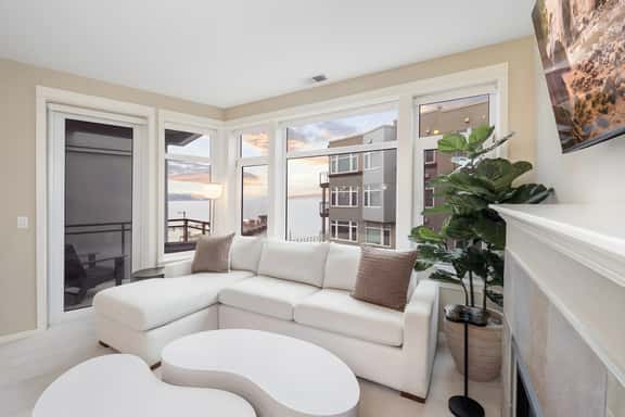 Waterfront Designer Condo Views Walk to Pike Place - Image 1