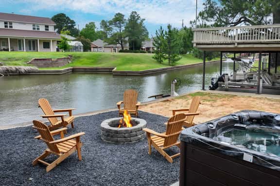 Luxe Lakehouse | 6BR, Games, Deck & Water Views - Imagen 1