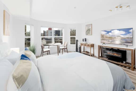 Space Needle View | Elegant Belltown Studio - Image 1