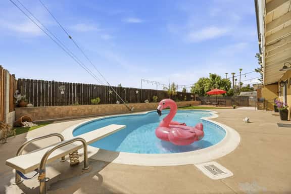 Charming 3BR w/ Hills Views, Pool & Billiards - Imagen 1