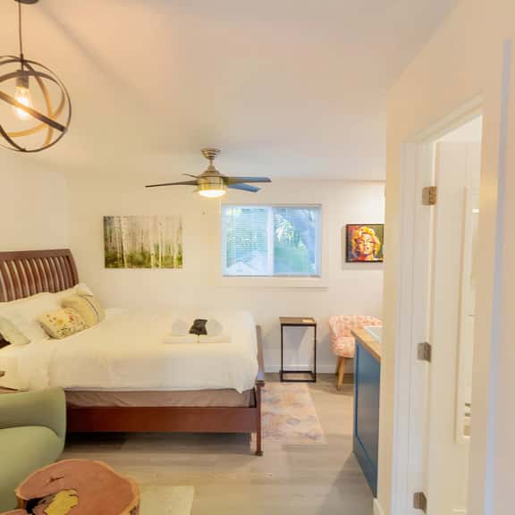*Charming Studio* Central to Everything! - Image 1
