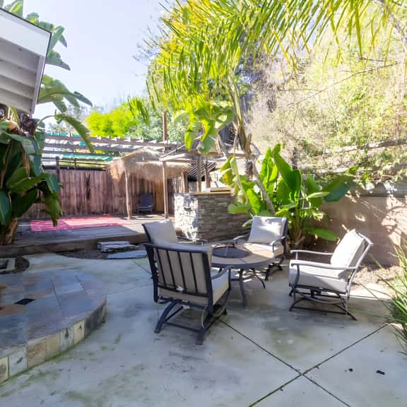 Prime Location Cottage Near Lake Trails Shops - Image 1