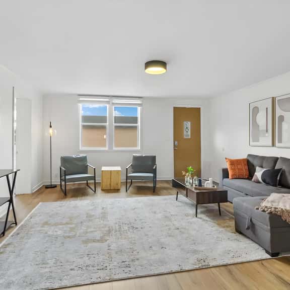 First-Floor Flat in Central Ottawa - Image 1