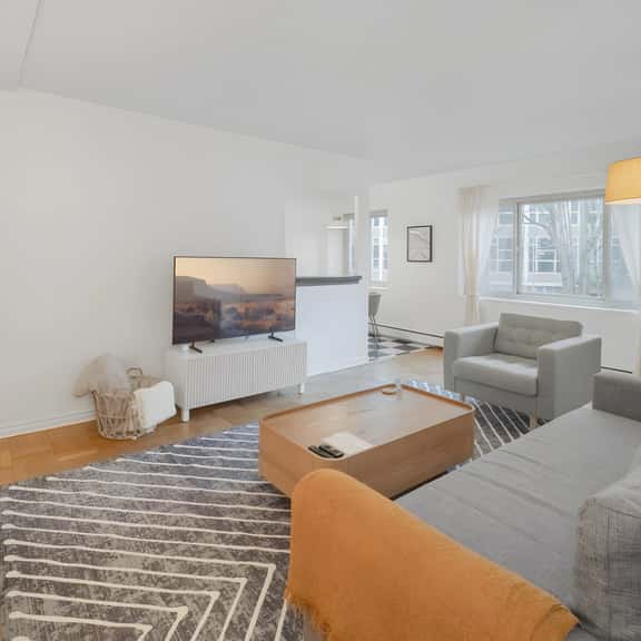 Downtown Condo – Views, Walkable, Fun! Dog Ok - Image 1
