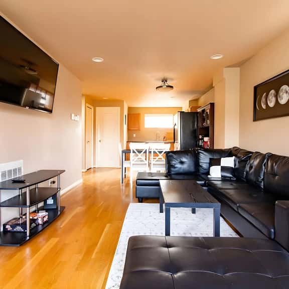 Free EV Charging 3BR Garage Wifi Walk to Parks - Image 1