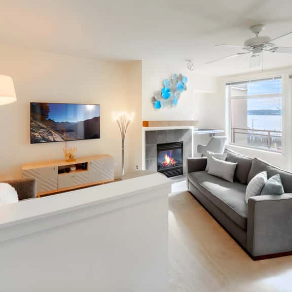 Water Views 1BR next to Pike Place w/ Hot Tub, Gym - Image 1