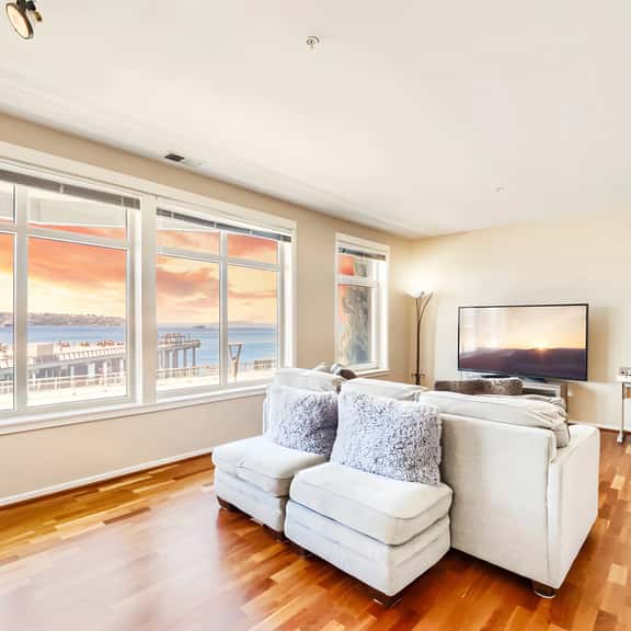 Waterfront 2BR Great Wheel View Walk to Pike Place - Image 1