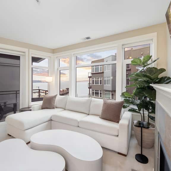 Waterfront Designer Condo Views Walk to Pike Place - Image 1