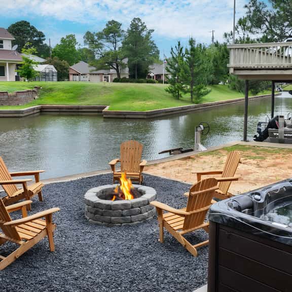 Luxe Lakehouse | 6BR, Games, Deck & Water Views - Imagen 1