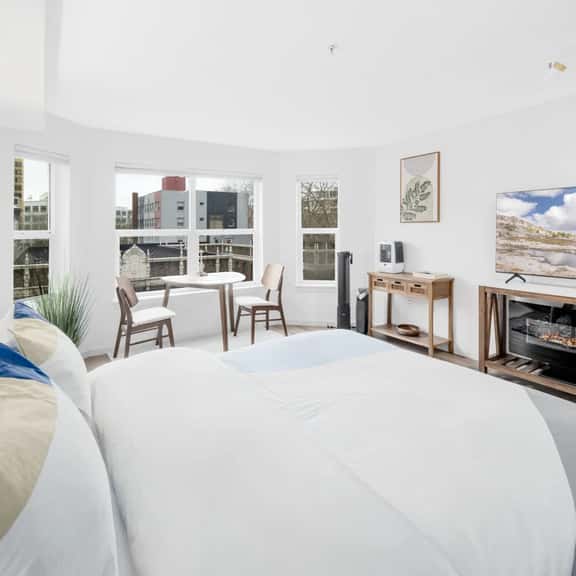 Space Needle View | Elegant Belltown Studio - Image 1
