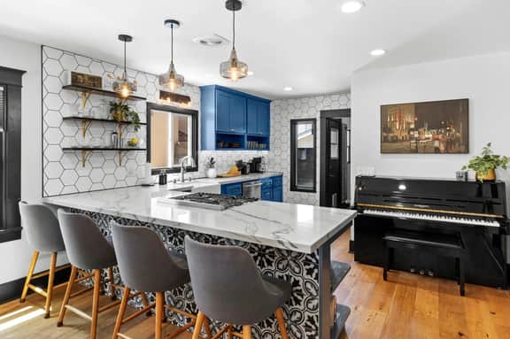 Mid-City LA Stay w/ Parking and Outdoor Space