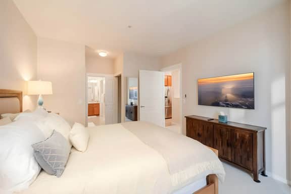 Waterfront Spacious 1BR+Den Walk to Pike Place