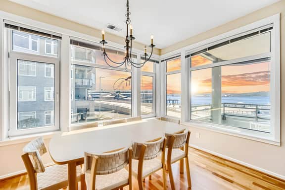 Waterfront 2BR Great Wheel View Walk to Pike Place