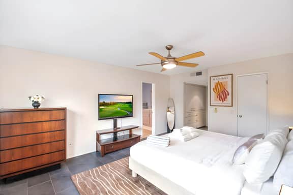 Relax in Palm Springs Pool, Spa, EV Charger, Views