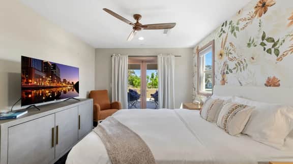 South Park Gem | Cozy Home + Rooftop Views - Imagen 4