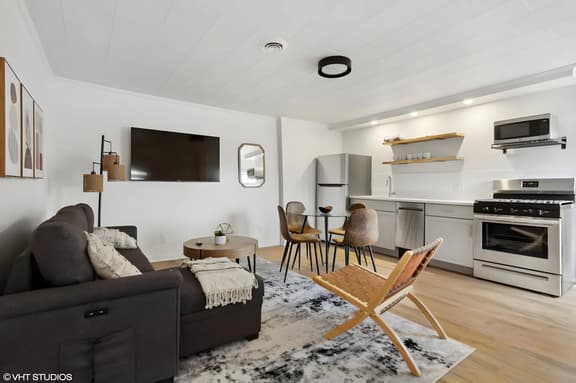 Sunny Upstairs Flat with Free Parking
