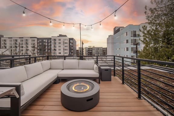 Modern Green Lake Gem – Rooftop, Walk Score 90