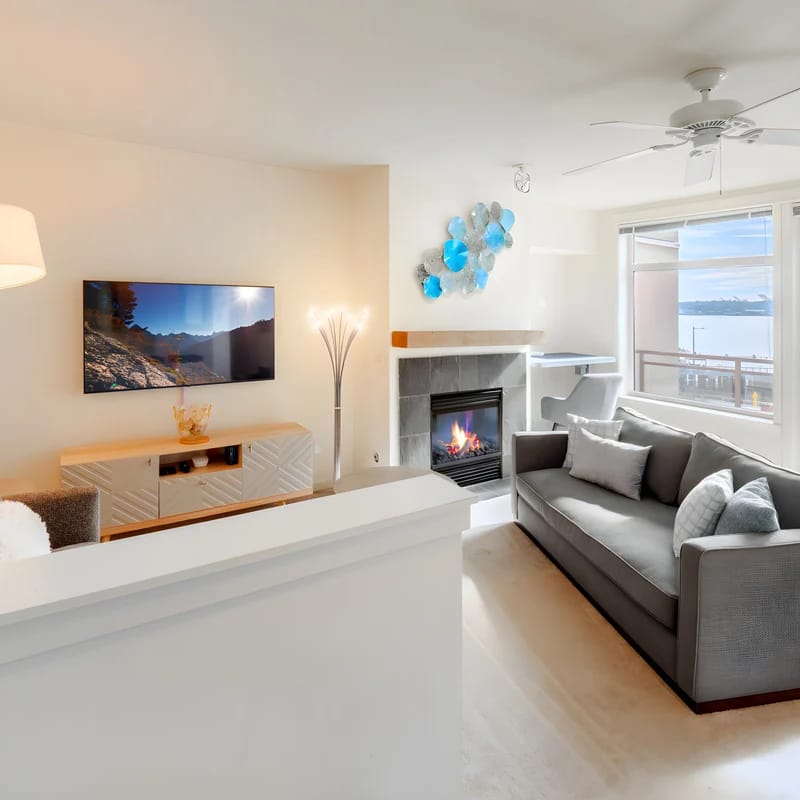 Water Views 1BR next to Pike Place w/ Hot Tub, Gym